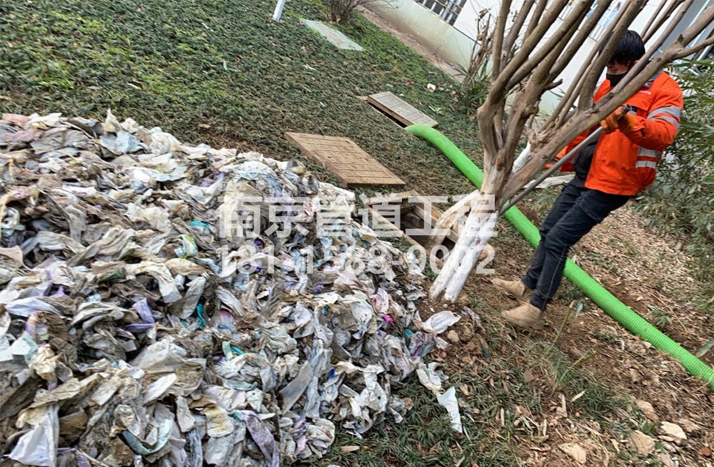 315虹苑化粪池垃圾清理